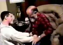 PLaatje van Twee oude mannen en de schandknaap