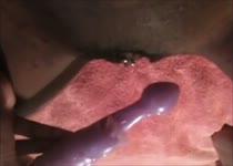 PLaatje van Harig kutje met piercing gebruikt dildo