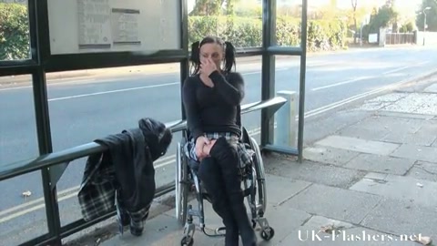 PLaatje van Rolstoel vrouw laat haar tieten zien