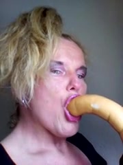 PLaatje van Kinky oma laat zien dat zij koningin is van de deepthroath