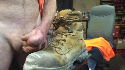 PLaatje van Een homo met een fetish voor werkschoenen