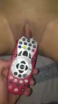 PLaatje van Zijn sletje besturen met een afstandsbediening in haar kut