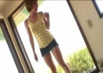 Meisje met lange benen neemt hem diep in haar mond