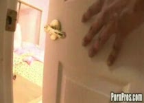 Hij sluipt haar slaapkamer binnen en neukt haar