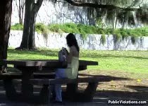 Stiekem sperma spuiten over vrouw