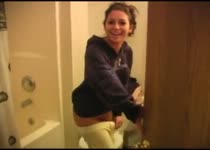 Haar gezicht wordt vol gespoten met zaad