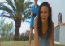 Verlegen meisjes giechelen bij het aanzicht van mijn grote pik