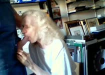 Perverse jongen dwingt omaatje te pijpen.