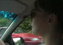Een hand aan het stuur en haar andere hand laat zijn harde pik spuiten.