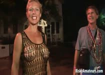 Blote tieten tijdens mardi gras