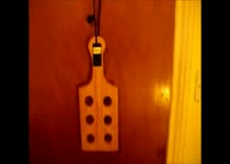 Een harde klap op haar blote bil