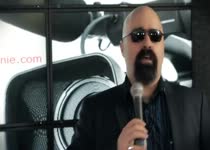 Ze krijgt een orgasme op de tril machine