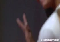 Brunette mastubeerd op het podium