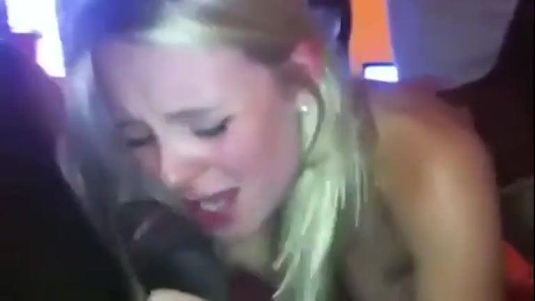 Sexy blond snolletje krijgt twee grote zwarte lullen