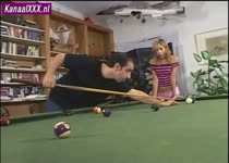 Ze spuit de biljarttafel kletsnat!