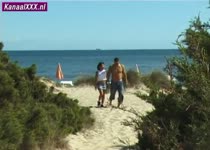 De grote man laat het kleine Thaise meisje pijpen