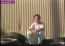 Met tegen zin laat ze de oudere man haar neuken 