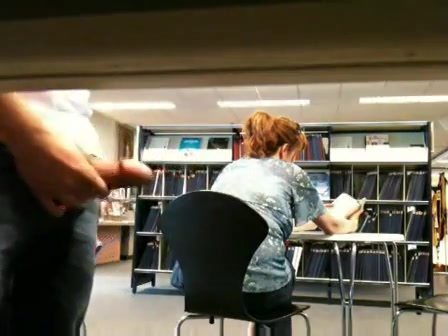 Stiekem trekt hij zich in de bibliotheek af en komt klaar