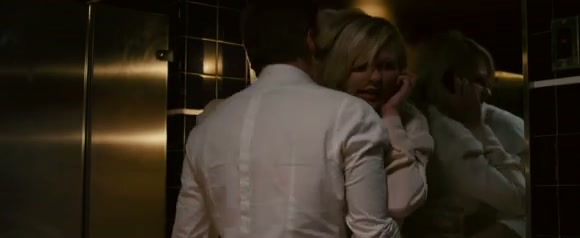 Kirsten Dunst word tegen de muur gezet