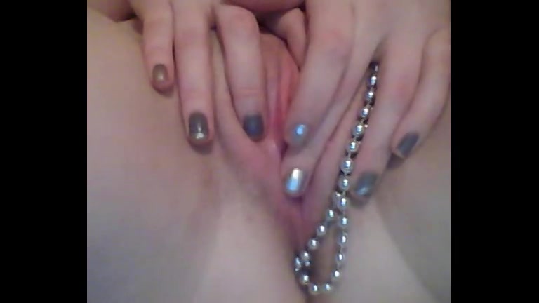 Dit jonge webcam meisje geeft een erg geile solo seks show