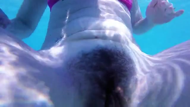 Behaarde kut onder water