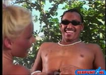 De hoeren madam kijkt toe hoe de grote neger lul haar meisje neukt