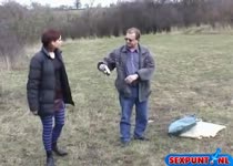 Hij fotografeert de blote tieten en kale kut in de buitenlucht 