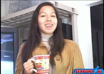 Zijn stijve lul komt in haar mond klaar 