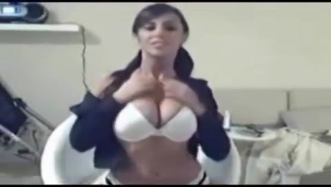 Rondborstige sexy babe stript op de cam