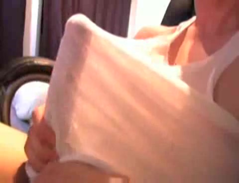 Deze jongeman heeft echt een flinke paal staan