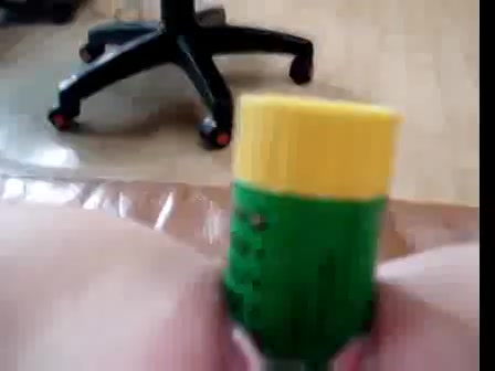 Geil tienertje gebruikt plakstift als dildo