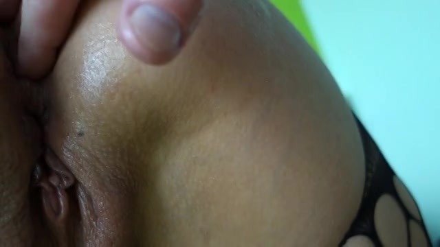 Zijn hand glijd tussen haar glimmende billen diep anaal